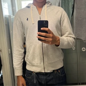 Grå polo ralph lauren zip hoodie - Grå ralph lauren hoodie för 550! Storlek M Inga defekter näst intill nytt skick Bara höra av sig vid frågor mvh// elliott