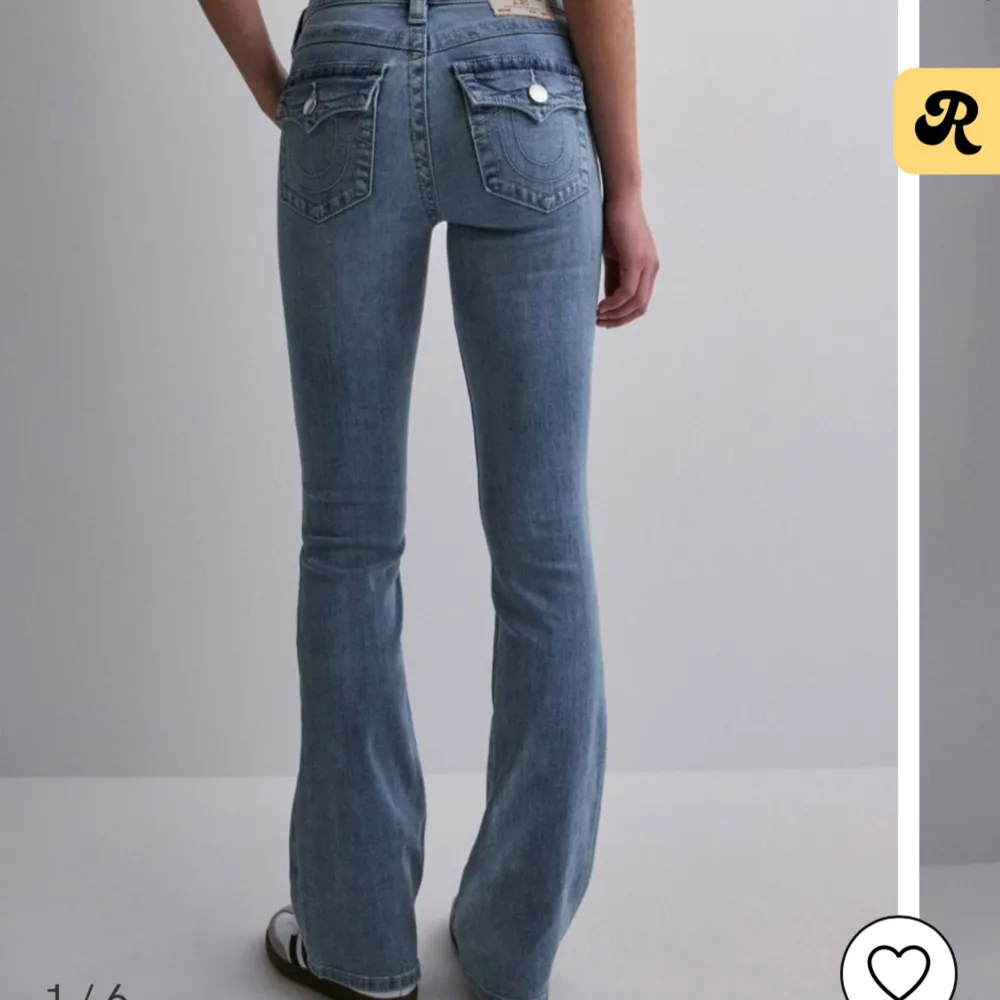 Säljer dessa helt nya true religion jeans då de inte kommer till användning☺️ Modell: Becca Mid Rise Bootcut Midjemått (rakt över): 35 cm Innerbenslängd: 81,5 cm. Jeans & Byxor.