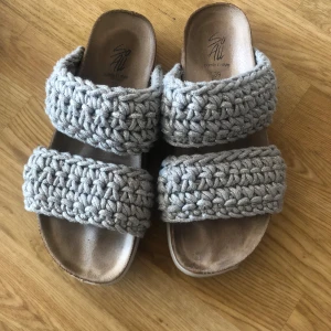 Tofflor från din sko - Jag säljer mina silveriga tofflor som jag köpt från din sko och har haft de 1,5 månad. Då jag tyckte om de och känner att storleken är för stor. Nypris 400kr. Skriv vid frågor