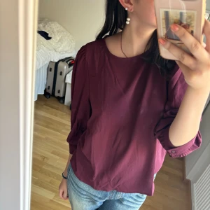 Vinröd blus - Jättefin blus från Vero Moda som man kan ha till middag osv❤️ Säljer pga ingen användning och inte längre min stil, men den är verkligen jätteskön och bra kvalite! Kan tänka mig sänka priset någorlunda, kom privat❤️