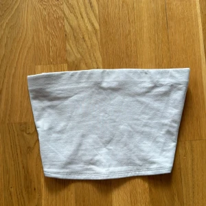 Bandeau topp - Kort bandeau topp från HM i en beige/taupe färg. Har klippt av lappen så ser inte vilken strl det är, men tror det är en XS!