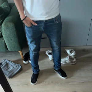 Jack and Jones jeans - Säljer mina Jack and Jones jeans! Använda ett par gånger bara, så som nya. Storlek 30/32, köpta för 950kr! Slim model som är stretchig!