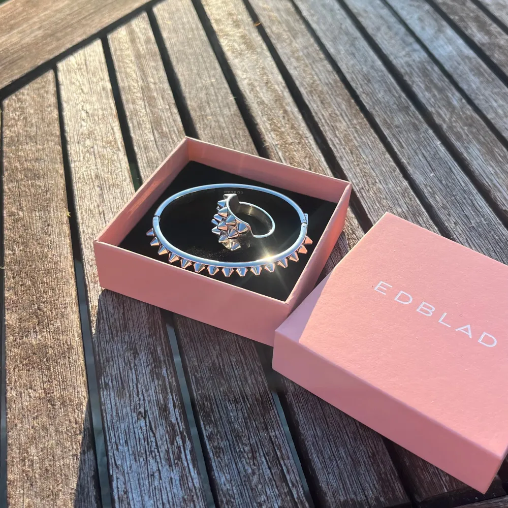 As snyggt och trendigt armband med nitar från Edblad! Helt oanvänt och är i NYSKICK därav priset💌Nypris: 600kr (SÄLJER ÄVEN RINGEN) kan även byta armbandet mot samma modell fast i guld💌KÖP NU FÖR 450kr. Accessoarer.