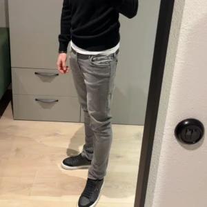 Jack and Jones jeans - Säljer dessa snygga gråa slim stretch Jack and Jones! Skick som nya. Köpta för 1000kr! 