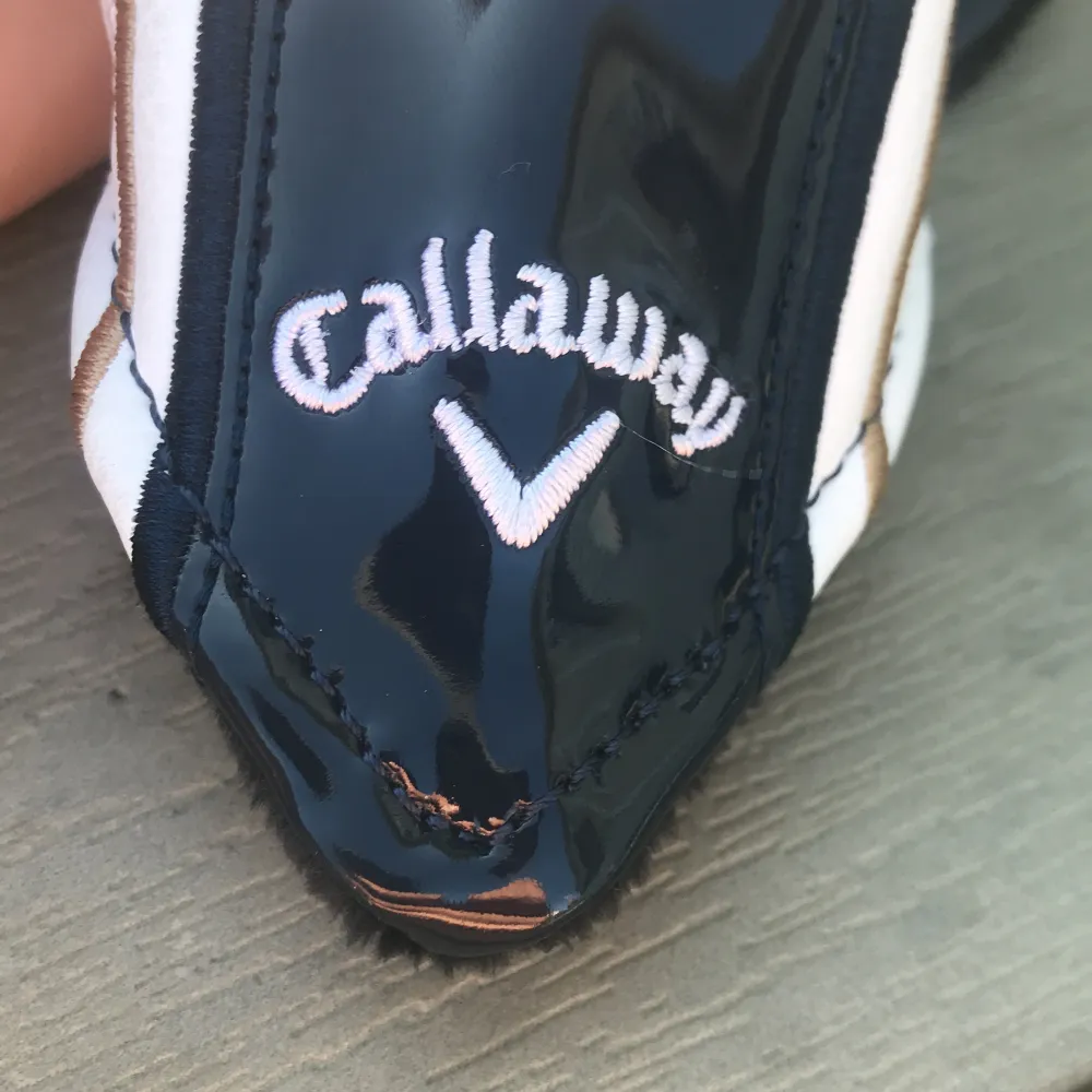 En svart och vit headcover från Callaway, för en hybrid 3:a men passar nog även för hybrid 5:a. Callaway paradym i fint skick. Kolla även in mina andra annonser.. Accessoarer.