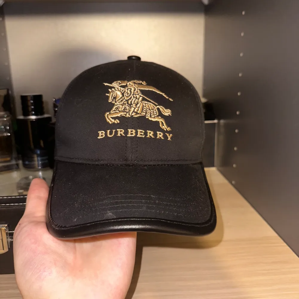 Fin Burberry keps, ej använd så mycket!  A+. Accessoarer.