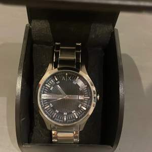 Fin klocka från Armani exchange som knappt är använd. Extra länkar och box tillkommer.  Nypris-1800kr