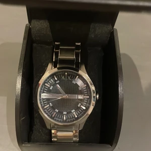 Klockan från Armani Exchange - Fin klocka från Armani exchange som knappt är använd. Extra länkar och box tillkommer.  Nypris-1800kr