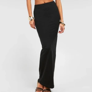 Svart långkjol  - Hej! Säljer denna super fina långkjol då jag tyvärr beställde fel storlek.  Är helt oanvänd, bara uppackad och testad så är i helt nyskick!🥰 obs bilderna är lånade! Skicka meddelande för mer bilder/info!