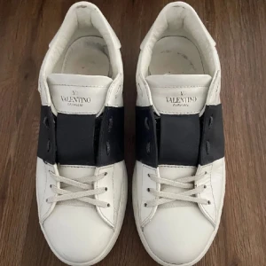 Valentino Open - Storlek 43. Skick 9/10 skulle jag säga. Köpta i Dubai mall, säljer på grund av för små och kan tyvärr inte lämna tillbaka dem då jag inte är i dubai