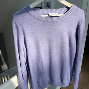 Otrolig lila stickad tröja💜💜 - Säljer denna superfina stickade tröjan från Vila som är helt ny och oanvänd💜den är i sorlek L men sitter mer som en S! 