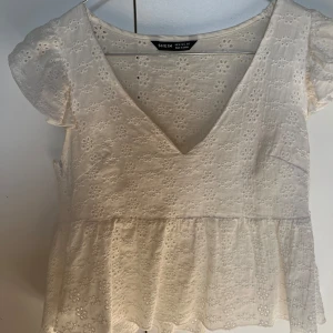 Topp - Såå söt topp till sommaren i gott skick☀️ säljer då den tyvärr inte kommer till användning! 60kr plus frakt