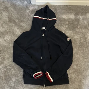 Moncler hoodie - Tjena, säljer denna Moncler hoodien, nypris 6500 kr, köpt på NK, 10/10 skick