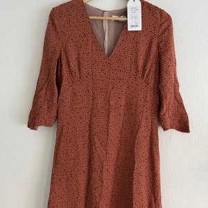 Klänning 34, Noa Noa, prislapp kvar - Klänning Noa Noa 34, nypris 1500, aldrig använd. Säljes då den inte kommer till användning. Passar mig som vanligtvis har strl 36. Andra bilden visar bäst färgen. Se profil för 60+ annonser, skriv meddelande för samfrakt och paketpris