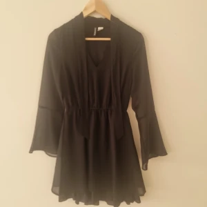 Klänning - En utsvängd klänning.