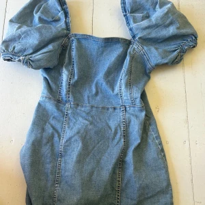 Jeans klänning  - Skön jeans klänning. Aldrig använd. 