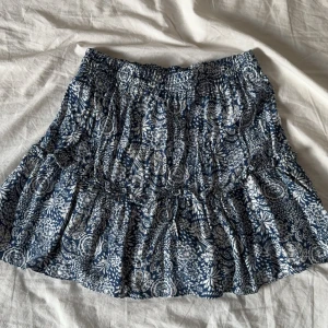 Söt kjol - Så fin kjol med inbyggda shorts! Endast använd 1 gång💞
