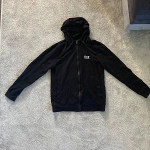 EA7 hoodie dragkedja - Storlek XL. Färg: svart. Väldigt fin skick, 9/10. Tvättas innan den skickas ☺️. 