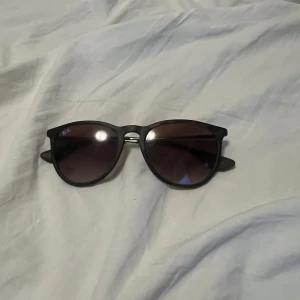 Ray ban - Ett par väldigt fina ERIKA CLASSIC.  Orgenal pris 1600  Nytt pris 900