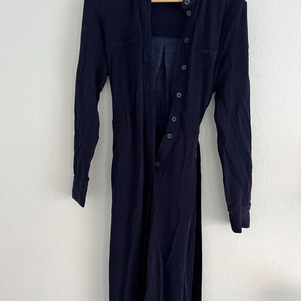 Jumpsuit med knytskärp, S, från and other stories. Följsam silhuett. Nypris 1400. OBS! Säljer den långärmade modellen. Säljer även en i XS. Se profil för fler kläder från Adoore, stories etc. . Klänningar.