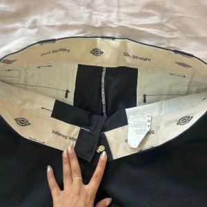dickies - säljer min killes jätte snygga dickies, står ingen storlek men skulle gissa på s! det är modellen slim straight