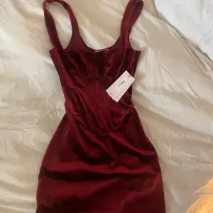 Röd klänning från Nelly, aldrig använd. Men super snygg! 