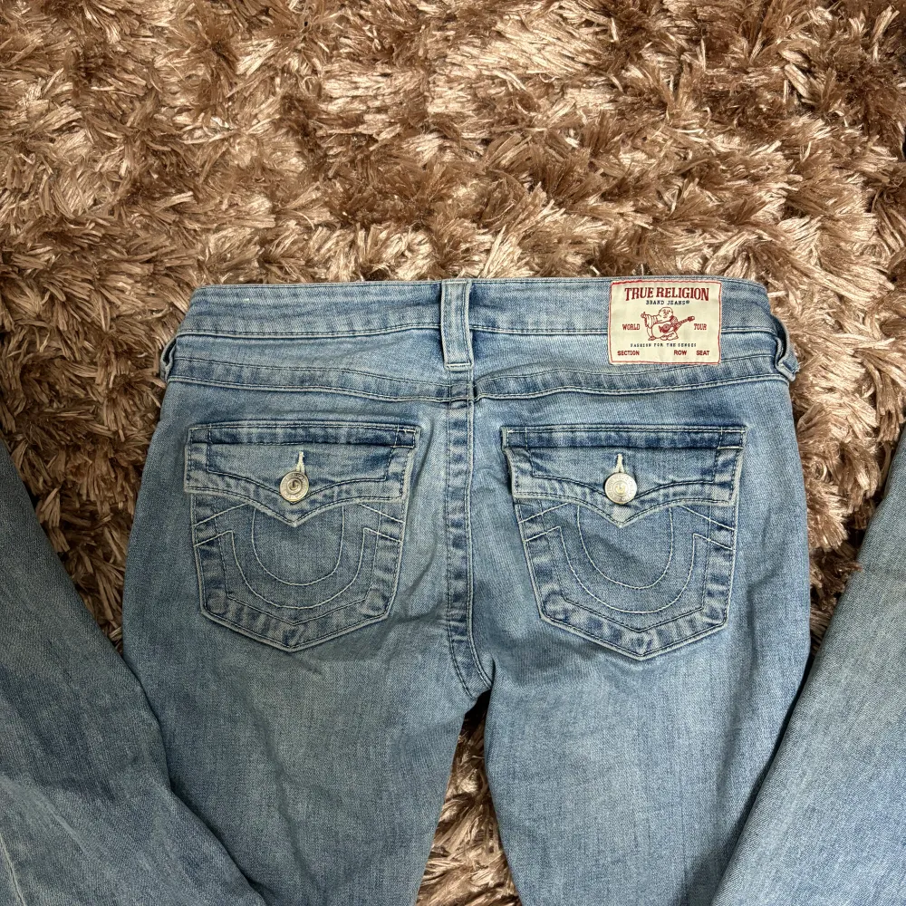 Skitsnygga jeans från truereligion som tyvärr inte kommer till användning längre Modell: Joey lowwaist  Slitage längst ner på benen (bild 4)❤️hör av er för frågor . Jeans & Byxor.