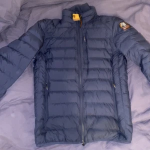 Parajumper jacka - Näst intill helt ny använd 2-3 gånger har ingen användning för de är lite stor och passar inte riktigt på mig