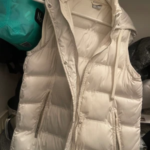 Lång väst - Lång vit väst i storlek 32/34 XS passar mig som har S, jättefin och skön nu till våren🥰