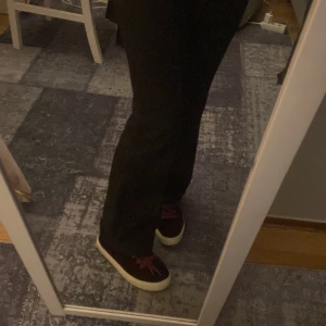 Skor  - Säljer mina favorit skor i finaste färgen. Bra skick och inga defekter. Vinröd färg och passar till allt speciellt nu till våren 