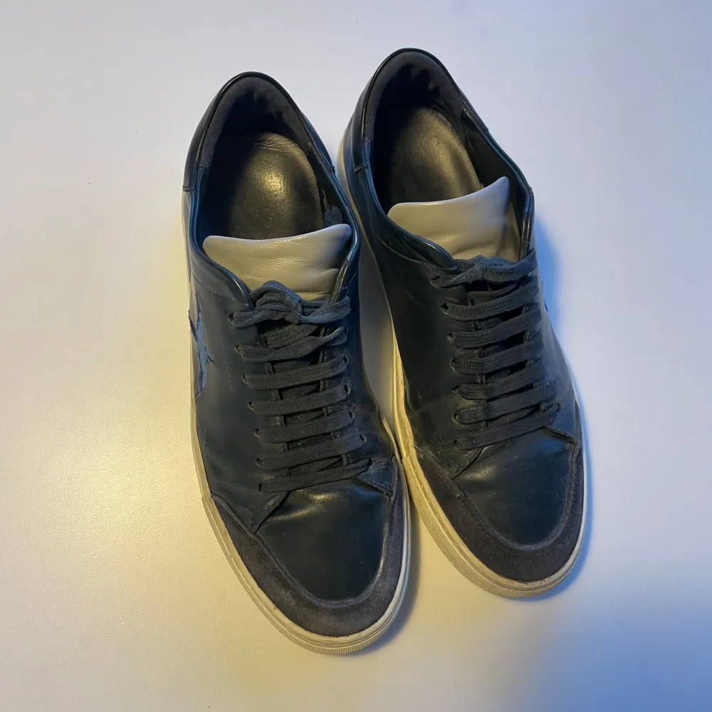 Säljer ett par riktigt snygga arigato skor som passar perfekt till sommaren☀️ Priset kan ändras vid snabb affär👍👍. Skor.