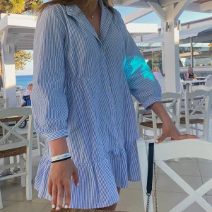 zara sommar klänning - blå vit randig kort sommarklänning från Zara, lite för kort för mig som är 173cm så säljer🩷 köpare står för frakt!!