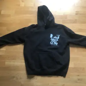 Nästan helt oanvänd 2Pac hoodie köpt för cirka 400kr