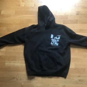 2pac Hoodie - Nästan helt oanvänd 2Pac hoodie köpt för cirka 400kr