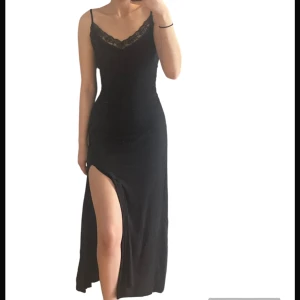 Klänning  - Svart klänning som jag har sytt på midjan men nu har jag tagit bort det  Väldigt söt och är knapt använd 