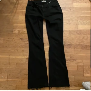 Svarta lowwaist bootcut jeans - Svarta jeans i bootcut! As fina och sitter som en smäck på kroppen! Väldigt lågmidjade! Kan ta egna bilder också’