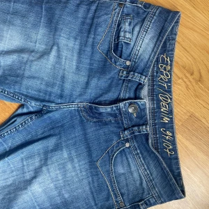 Lågmidjade jeans - Köpta på sellpy men används aldrig! Lite utsvängda nedtill och vidare passform i benen⭐️