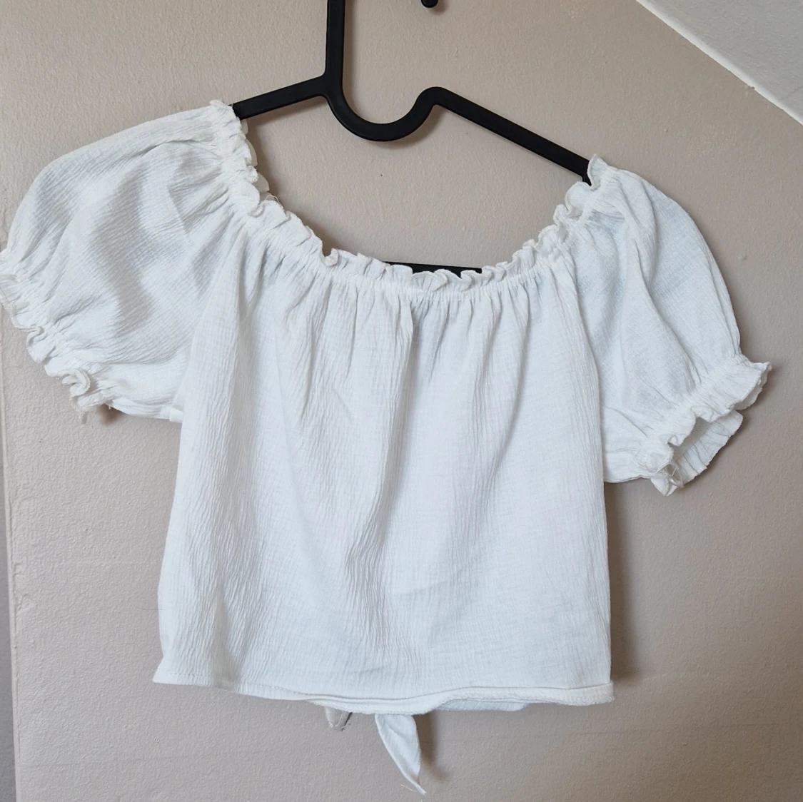 Topp med puffärmar och knyt-detalj  - 90