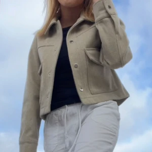 Zara jacka - Säljer denna sjukr snygga jacka från Zara. Köpt i fjol och har inga tecken på användning. Ursäkta dåliga bilder, skriv för mer information ❤️