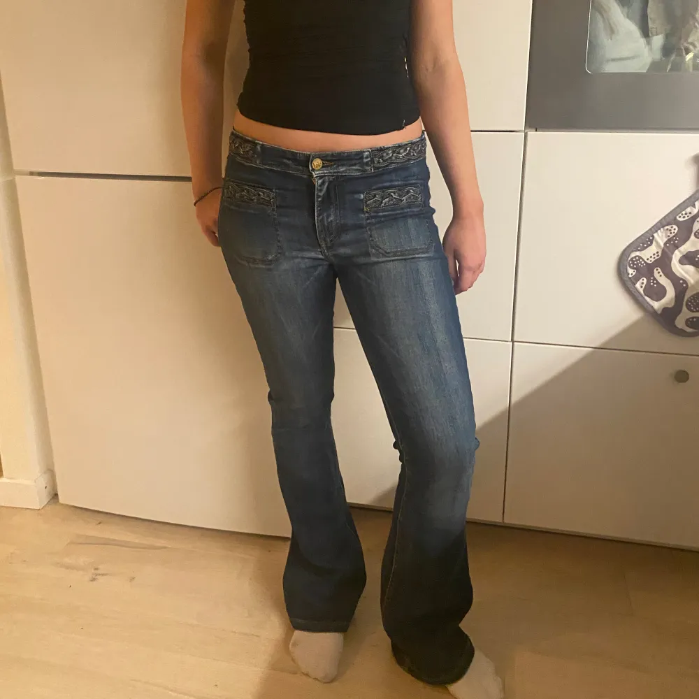Jättefina Lois jeans som tyvärr inte kommer till användning längre. Nypris är 1900kr och säljer därmed för 600kr. Hon på bilden är 160 och är lite långa på henne. Storlek:28, längd:32. Pris kan diskuteras!!!💞. Jeans & Byxor.