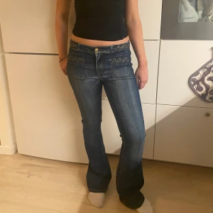Lois jeans  - Jättefina Lois jeans som tyvärr inte kommer till användning längre. Nypris är 1900kr och säljer därmed för 600kr. Hon på bilden är 160 och är lite långa på henne. Storlek:28, längd:32. Pris kan diskuteras!!!💞