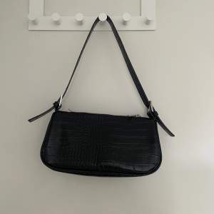 Säljer denna svarta handväska handväska från Gina 🖤