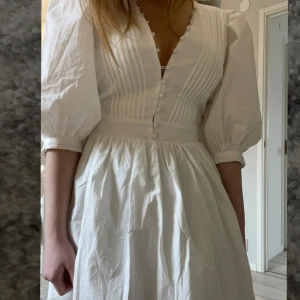 Showpo klänning🩷⭐️ - Hej! Säljer denna superfina showpo klänning i storlek 38. Köptes för 103€=1200kr (ink tax + frakt). Säljes för att jag köpt 2 andra klänningar. Alla lappar KVAR. Passar mig som vanligtvis bär xs/s 34/36⭐️ hör av er för frågor eller fler bilder!