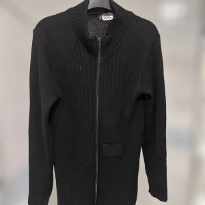 Kofta - En jättefin tunn svart kofta! Är från SSK, vet inte vad den har för storlek men skulle säga M för lite lösare och L för lite tajtare