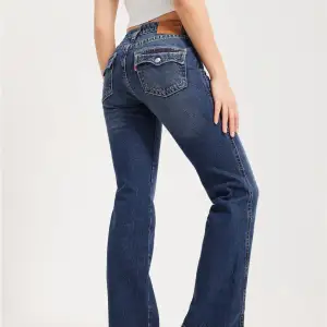 Lågmidjade bootcut jeans från Levi’s. Storlek 26 (alltså 34/xs) längden är perfekt på mig som är 167 cm lång. Orginalpris 1419:-