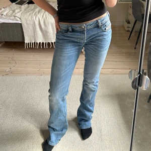 Lågmidjade bootcut jeans - Från märket diesel Storlek 30/34 Midjemått: 42cm Innerbenslängd: 87cm
