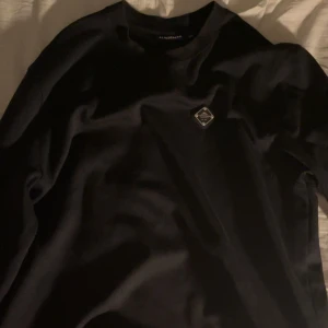 J.Lindeberg tröja  - Riktigt fräsch tröja från J.Lindeberg. Köpt från Johnells för 1500kr. Sälj pga jag inte använder den. Riktigt skön och snygg till nästan allt. Använt fåtal gånger och den har inga skador.