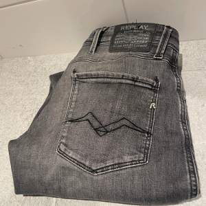 Säljer ett par svart gråa Replay jeans i modellen anbass i storlek 28:30 och i väldigt bra skick. Nypris runt 1400 kr. Skriv för fler bilder eller funderingar