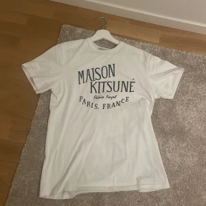 Maison kitsune t-shirt - säljer denna trendiga maison kitsune tröja som är väldigt svår att få tag på! Storlek xs och är knappast använd!