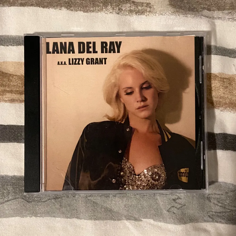 Lana Del Ray aka Lizzy Grant CD 🫶🏼köptes från en person som gjorde dem  (fanmade) ! Skriv jätte gärna om du har frågor <3 :). Övrigt.